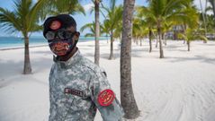  Un miembro de la Armada hac�a guardia el jueves en playa B�varo, uno de los lugares m�s tur�sticos del pa�s, completamente vac�o, en Punta Cana (Rep�blica Dominicana)