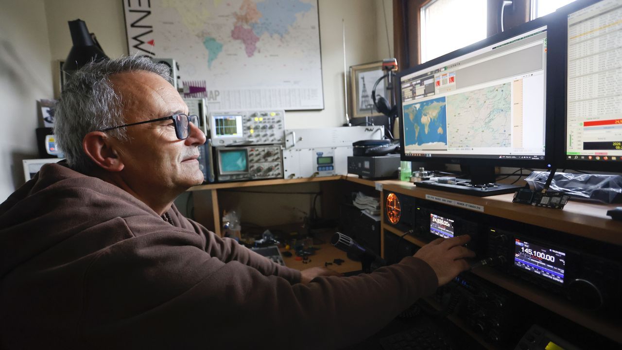 Los radioaficionados gallegos: «Hace poco contacté con un hombre que estaba en el Polo Norte en un rompehielos»