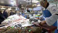 El mercado de Plaza de Lugo se llena para las compras navide�as