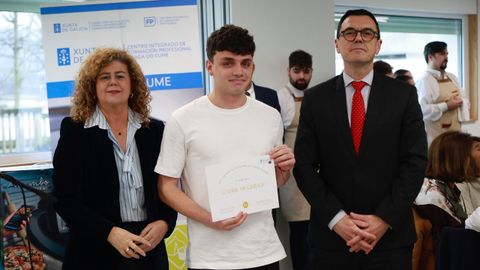 Gabriel Mugride, alumno del IES Ram�n Caama�o, de Mux�a, y ganador del concurso de cocteler�a, flanqueado por la directora xeral de FP, M.� Eugenia P�rez, y el inspector del centro, Belisario Sixto