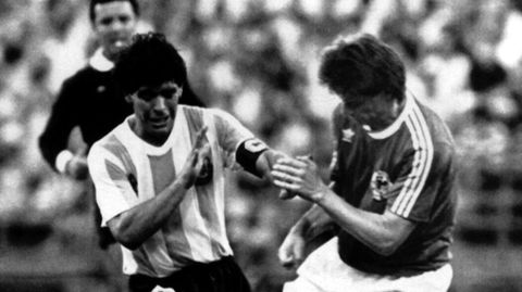 Intentando controlar un baln con la seleccin argentina ante el alemn Pluger en 1987