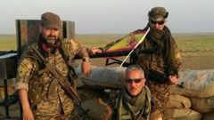 Robin y Dr. Delil, en el centro y a la derecha