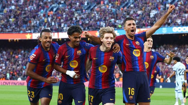 Celebraci�n de un gol ante el Getafe. De izquierda a derecha: Kound�, Gordon, Lamine y Rodri.