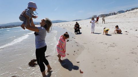 El buen tiempo anim a familias a pasear por las playas, como esta en A Rapadoira (Foz), y tambin a tomarse algo en las terrazas hosteleras
