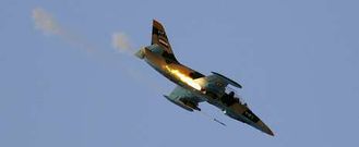 Un caza dispara sobre posiciones rebeldes en Tel Rafat, a 37 kil�metros de Alepo.