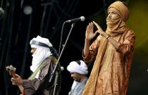  Los africanos Tinariwen ofrecen sus conciertos con sus vestimentas bereber. 