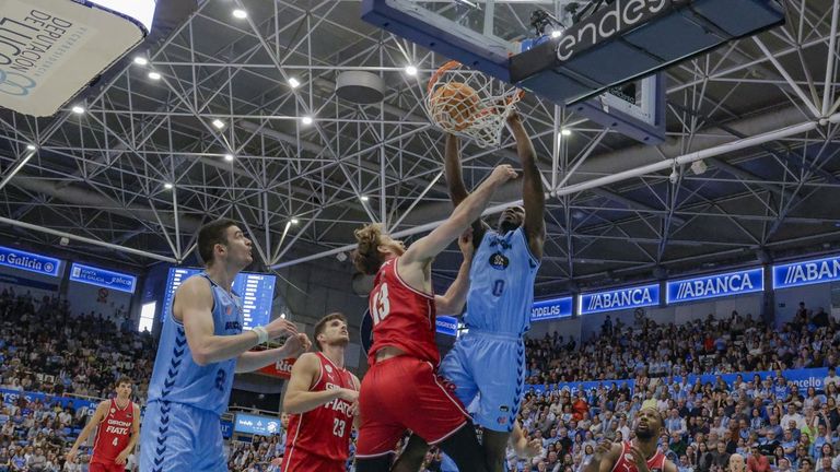 Bakary Dibba, ala-p�vot del Breog�n, realiza un mate ante James Karnik, p�vot del B�squet Girona, en el Pazo dos Deportes de Lugo en la jornada 32 de la Liga Endesa 2025-2026