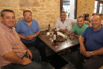 Amigos, vecinos y clientes quisieron arropar al hostelero y desearle suerte en la nueva aventura que acaba de emprender.