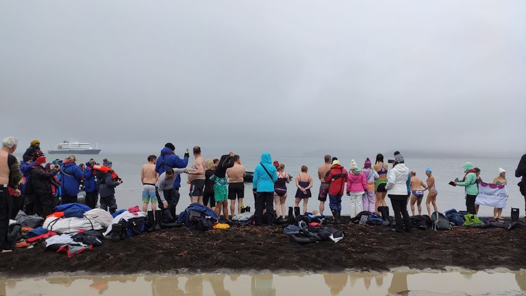 Un grupo de turistas d�ndose un ba�o en una de las playas de la isla volc�nica donde est� instalada la base ant�rtica espa�ola Gabriel de Castilla