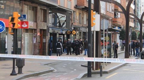 Momento en el que una de las rehenes es evacuada por la polic�a, con el atracador a�n dentro de la sucursal