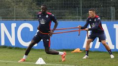 Mfulu, en un entrenamiento junto al canterano Kevin