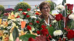 Olga Bugallo, due�a de la Florister�a Bamb�, junto a varios dise�os de centros florales para el D�a de los Difuntos en su florister�a.