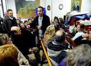 Los vecinos encerrados ayer a la espera de conocer el resultado de la reuni�n.