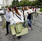 Alumnos de Restauraci�n, el pasado septiembre, sacaron los pupitres a la calle para dar clase.