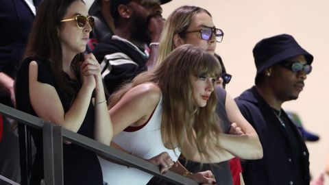 Taylor Swift en la grada, viendo el partido 