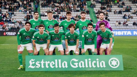 Zalaya, segundo por arriba empezando por la izquierda, volvi� al once tras seis jornadas de ausencia y pidi� el cambio por lesi�n.