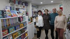 Luc�a, Mari, Mar�a del Carmen y Ricardo, en la papeler�a Garce