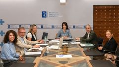 La conselleira de Vivenda, Mar�a M. Allegue, preside la reuni�n en la que se adjudic� por m�s de 2 milones las obras para construir 12 viviendas en la calle Rei Abdullah