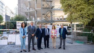 El presidente de C�mara de Espa�a, Jos� Luis Bonet, visitando actuaciones de la Zona Franca en Vigo.