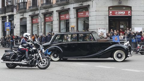 La princesa Leonor y la infanta Sofa escoltadas por la Guardia Real