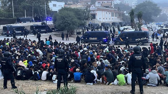 La Polic�a empieza a desalojar el asentamiento de migrantes en la playa del Trampol�n