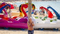 Hombre d�ndose una ducha en la playa