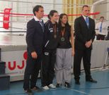 Laura Varela luce su medalla de oro tras su actuaci�n en el certamen. 
