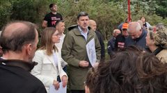 Una imagen del encuentro mantenido para abordar la planta proyectada en Soandres, A Laracha