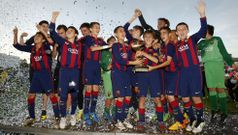 Los jugadores del F.C. Barcelona, ayer celebrando el segundo t�tulo cul� en el AF7, que se suma al de la edici�n del 2013. 