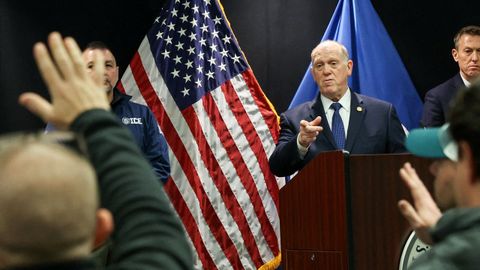 Tom Homan explic� a la prensa sus pasos al frente del operativo del ICE en Mine�polis