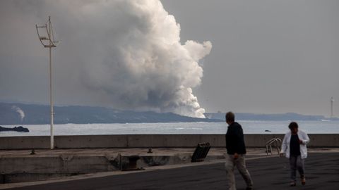 Vista de la columna de gases de la tercera colada que llega al mar desde el puerto en Tazacorte.