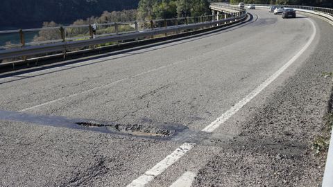 El tamao de los baches y el desgaste de la capa de rodadura es evidente prcticamente en todo el trayecto desde Valdeorras a Ourense