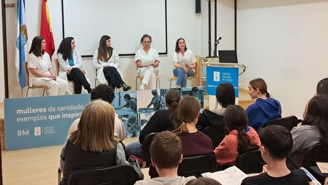 Trabajadoras del hospital monfortino celebraron una mesa redonda para estudiantes de ESO