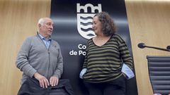 O escritor Manuel Lourezo e a concelleira de Cultura, Carme Fouces, no Concello de Pontevedra