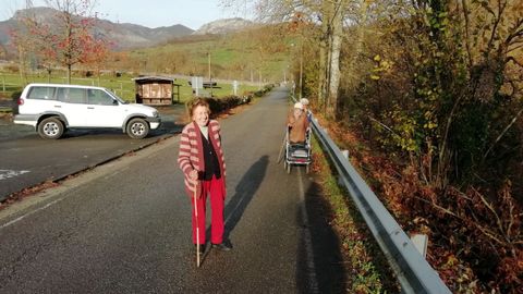 Vecinos pasean por la actual carretera que une Rioseco y Soto de Agues, en Redes