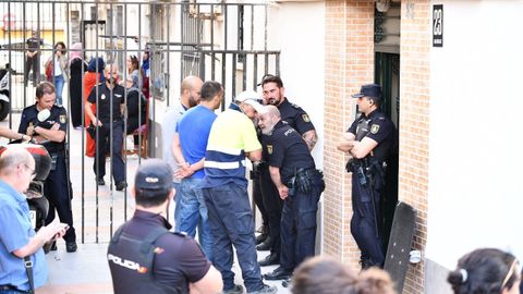El agente de la Guardia Civil, que en un primer momento se atrincher� dentro de la vivienda, opt� por quitarse la vida ante la llegada de los efectivos de la Polic�a Nacional