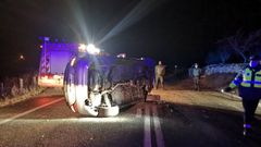 El veh�culo siniestrado en la la carretera LU-221, que une Monterroso y Palas de Rei