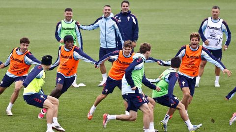 Los futbolistas del Celta, en la �ltima sesi�n de trabajo previo al partido con el Athletic.