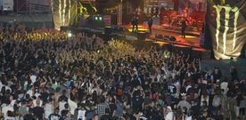 Festas, romar�as e festivais, como por exemplo o Resurrection Fest, te�en unha alta capacidade de atraer e de sorprender aos visitantes. 