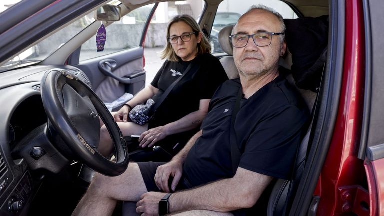 Juan Jos� e Isabel, a los que non han renovado su alquiler en Arteixo, han convertido su coche en su hogar