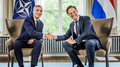 El lder saliente de la OTAN, Jens Stoltenberg (a la izquierda), con Mark Rutte, en el 2023.