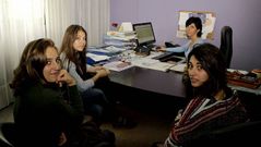 Alumnos del instituto Alfredo Bra�as, ayer en el despacho de la directora.