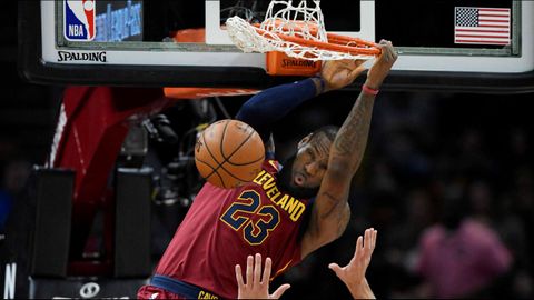 LeBron James machaca el aro ante la presencia de Jonas Valanciunas, de los Toronto Raptors