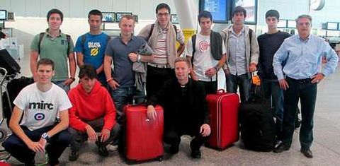 La expedicin del colegio mayor La Estila, al salir de Santiago para un trabajo solidario en Uganda.