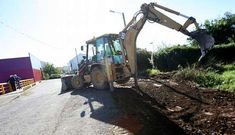 Una de las excavadoras trabajando esta semana en el Cami�o de Barbeito.