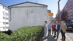 De izquierda a derecha, Miguel Peralta; el propietario de la vivienda que se decorar�; la concejala Eva Vilaverde; Fern�ndez Lores y Xos� Regueira, ante la medianera de San Antoni�o