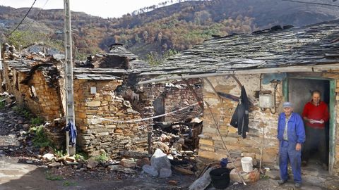 Los hermanos Joaquín y José, el jueves pasado en la entrada de la casa que compraron en San Vicente de Leira después de que la suya fuese arrasada por el fuego.
