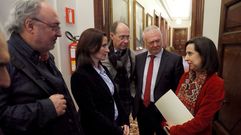 Los socialistas Guillermo Meij�n y Luz Mart�nez Seijo (izquierda) charlan con la portavoz del PSOE Margarita Robles (derecha)