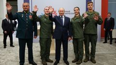 Putin visit� un centro militar juvenil que orden� crear poco despu�s de la invasi�n de Ucrania por parte de Rusia. Se denominan centros Voin (valeorosos) y est�n presentes en 21 regiones de Rusia, pero hay planes llevaros a todas las regiones federales