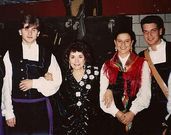 Matilde, rodeada de gaiteiros, en una de las pocas actuaciones que ofreci� en Galicia. A la derecha, imagen actual de La Galleguita